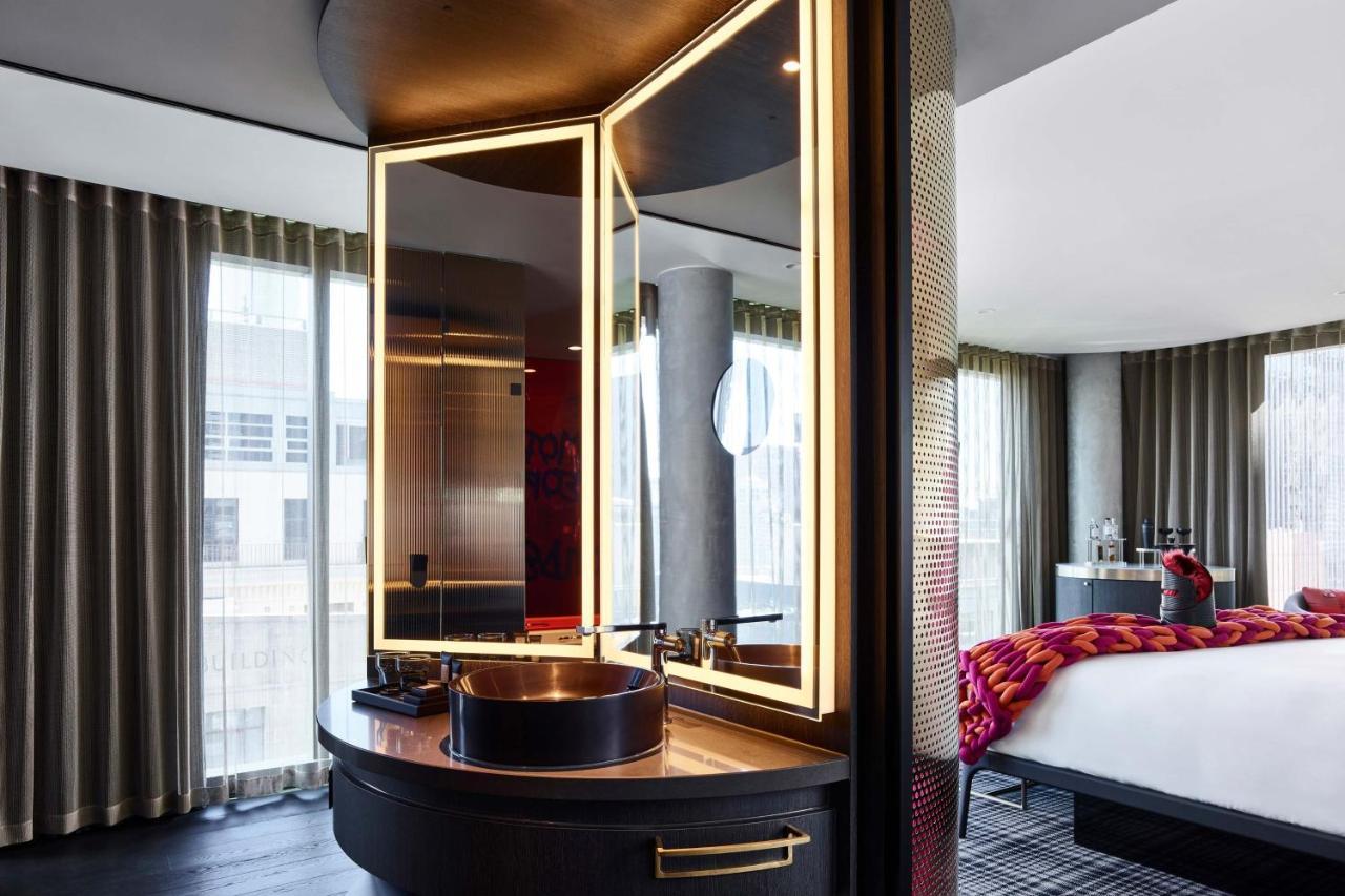 W Melbourne Hotell Exteriör bild A bathroom at the hotel